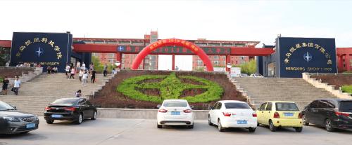 万博注册新生报到第一天 ：秩序井然 暖意浓浓